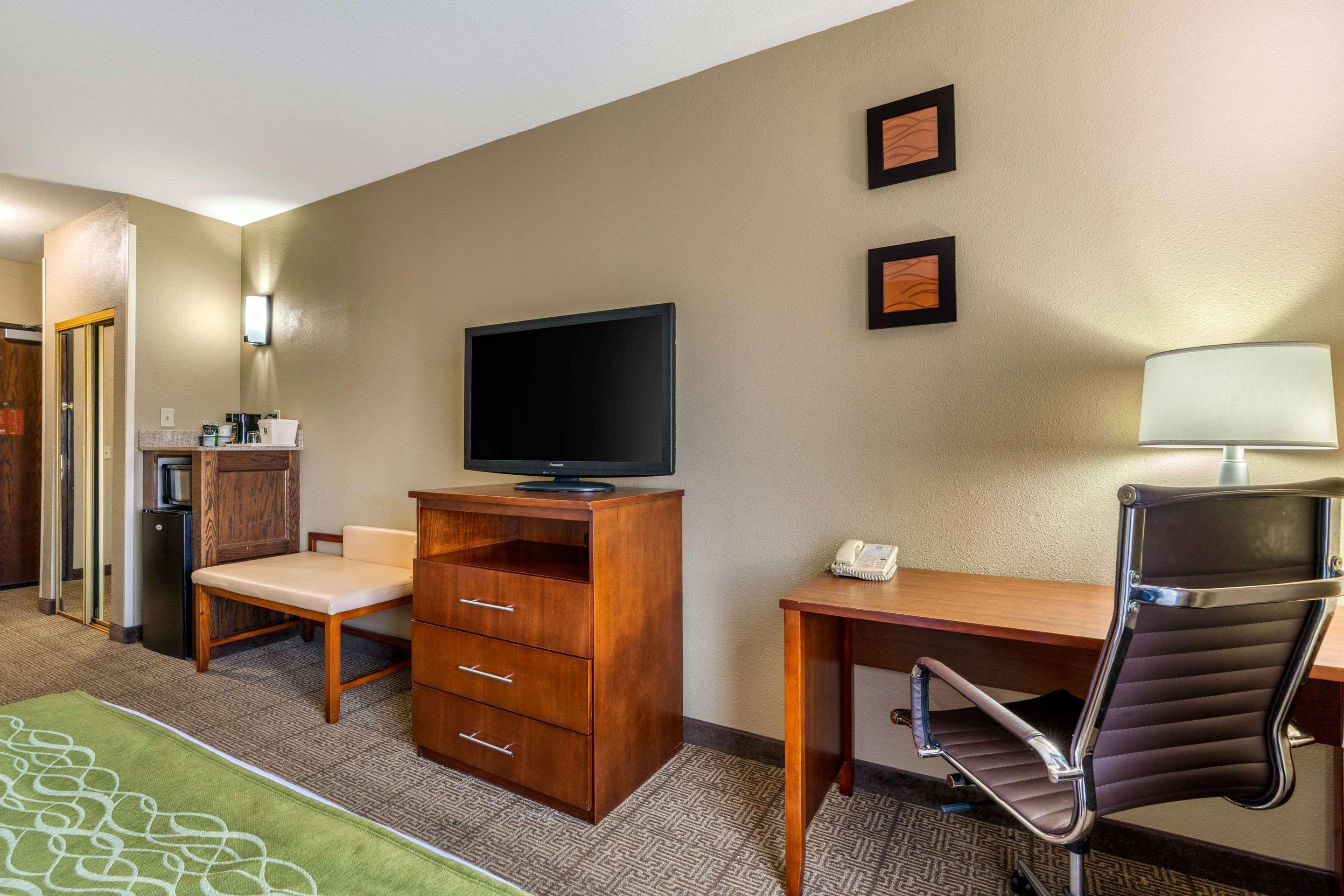 Comfort Inn & Suites Sacramento - University Area Exterior photo